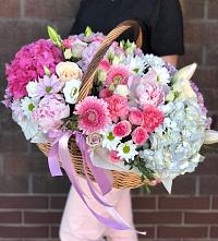 Композиция солнечный день в Бессоновке Цветочная композиция из Розы, Хризантемы, Пионы и Лизиантусы в корзине в Бессоновке
