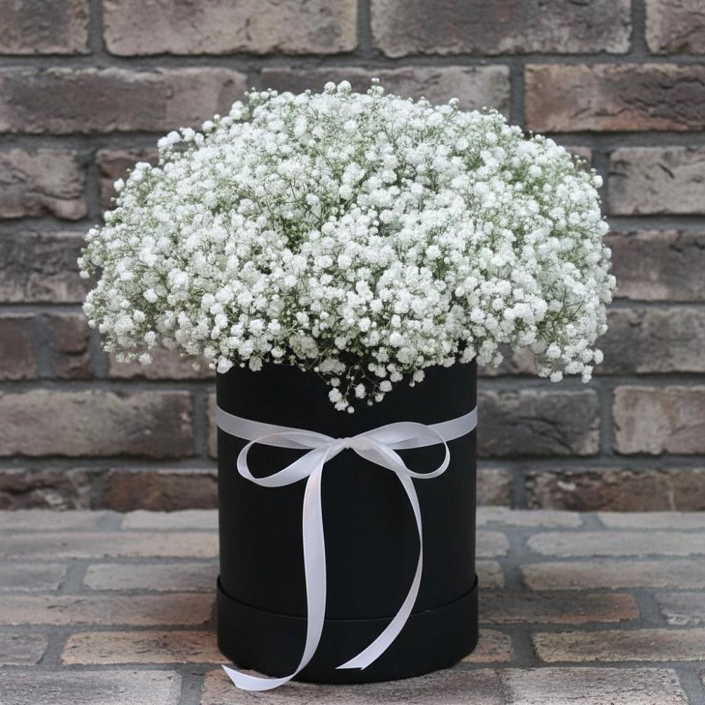 Цветочная композиция из Гипсофила в шляпной коробке в Бессоновке