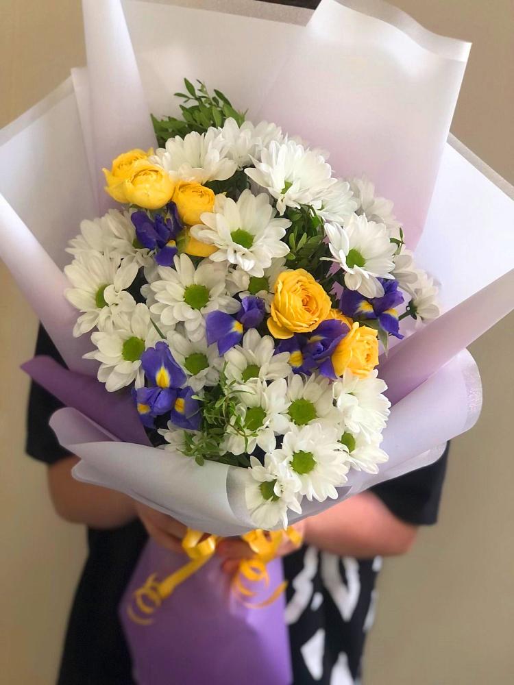 Букет цветов из: Ирисы, Хризантемы и Розы в Бессоновке