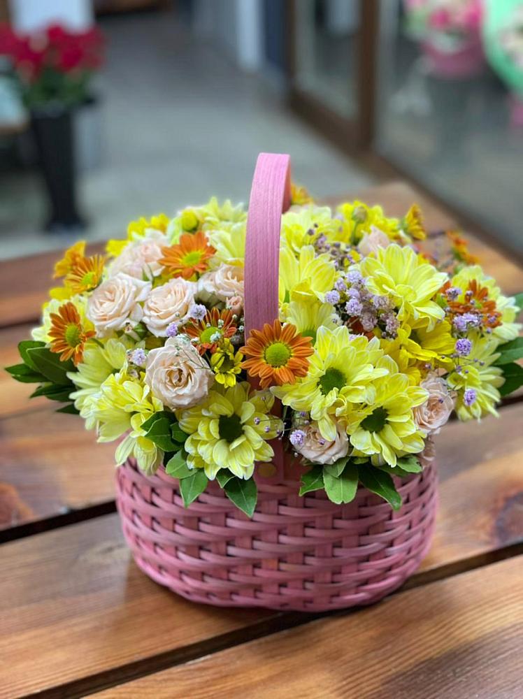 Цветочная композиция из Хризантемы и Розы в корзине в Бессоновке