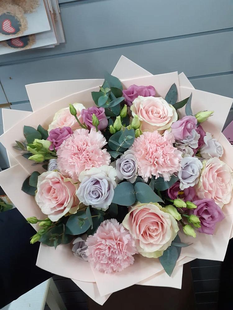 Букет цветов из: Розы, Гвоздики и Лизиантусы в Бессоновке