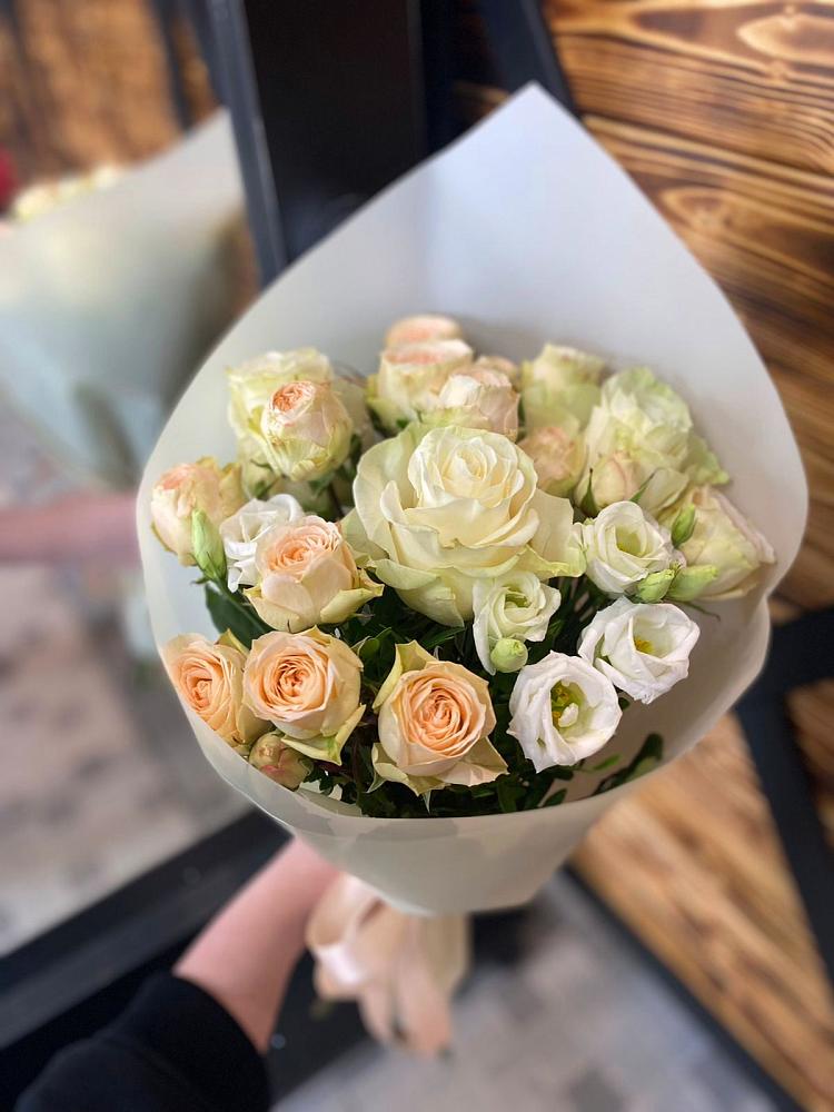 Букет цветов из: Розы и Лизиантусы в Бессоновке